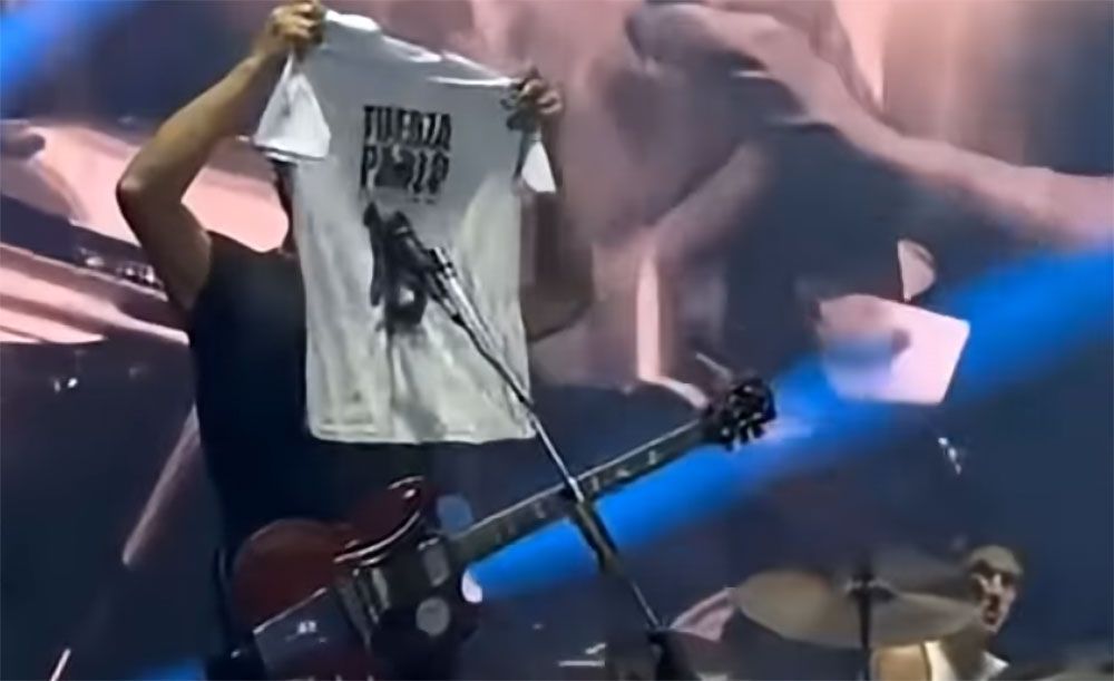 Ricardo Mollo levantó una remera por Pablo Grillo en pleno show de Divididos y celebró su regreso a casa: “Volvió y está vivo”
