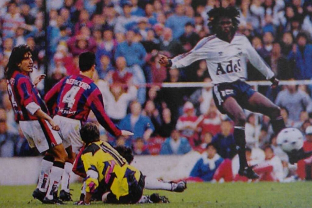 La inventiva de San Lorenzo, el orgullo de Independiente: aquellos partidos entre las hinchadas en los '90