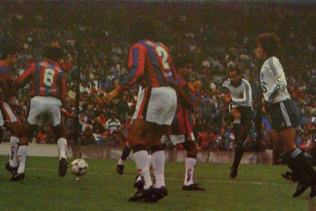 La inventiva de San Lorenzo, el orgullo de Independiente: aquellos partidos entre las hinchadas en los '90