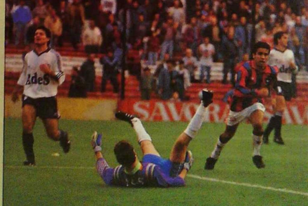 La inventiva de San Lorenzo, el orgullo de Independiente: aquellos partidos entre las hinchadas en los '90