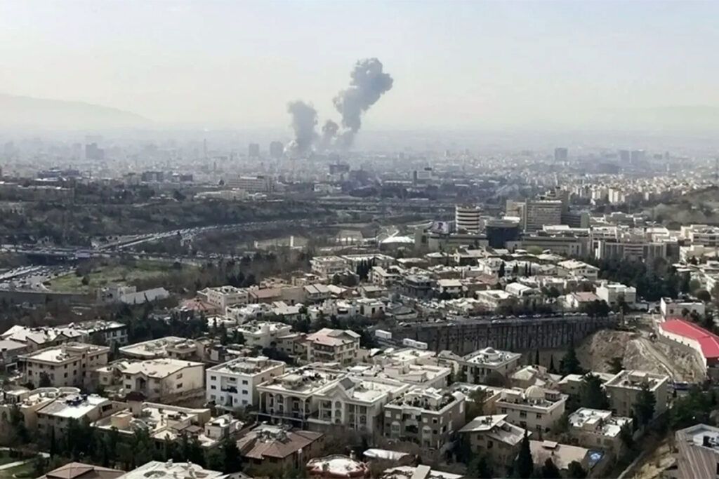 Primer reporte de víctimas en Irán: confirman 201 muertos tras los bombardeos de Israel y Estados Unidos