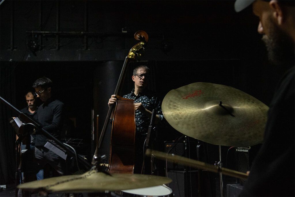 Juan Bayon y un disco contra la épica del yo puedo solo y el brillo instantáneo