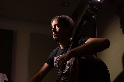 Juan Bayon y un disco contra la épica del yo puedo solo y el brillo instantáneo