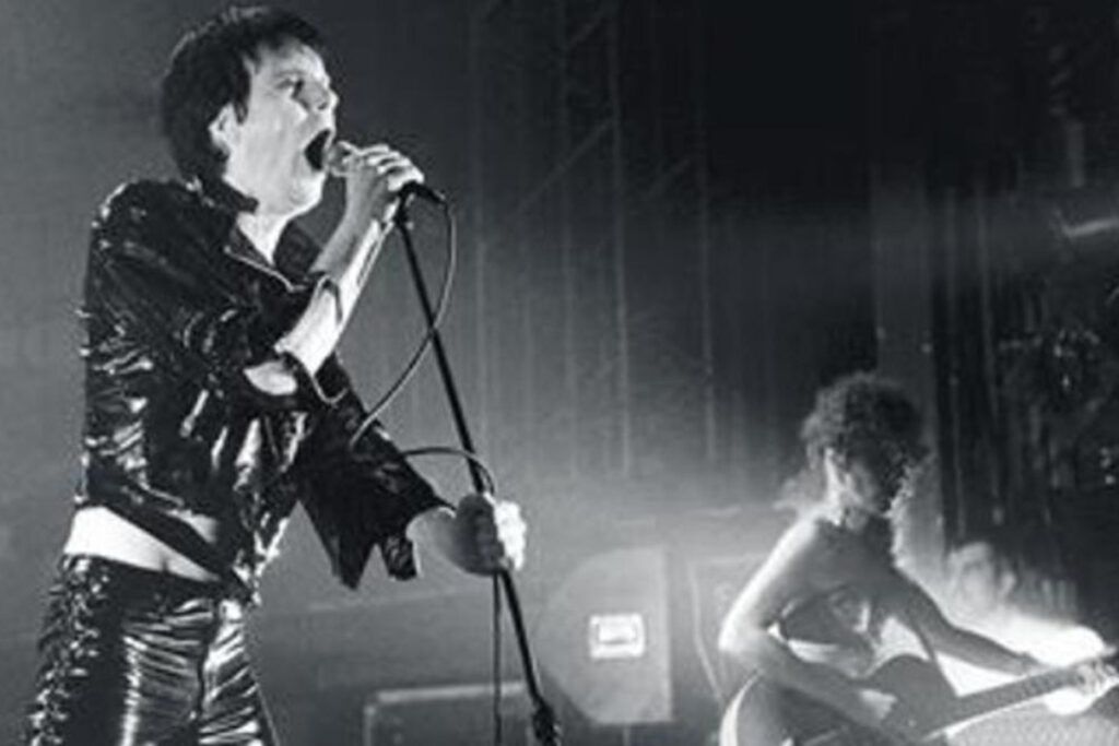 Lux Interior, el Elvis poseído: la historia del líder de The Cramps que inventó el rock de terror