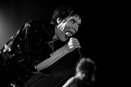 Lux Interior, el Elvis poseído: la historia del líder de The Cramps que inventó el rock de terror