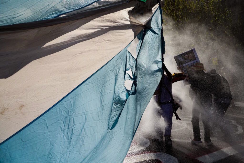 El sermón de los hidrantes: cacería y subasta de derechos en el Congreso enjaulado