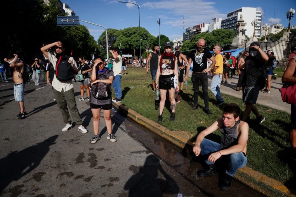 El sermón de los hidrantes: cacería y subasta de derechos en el Congreso enjaulado