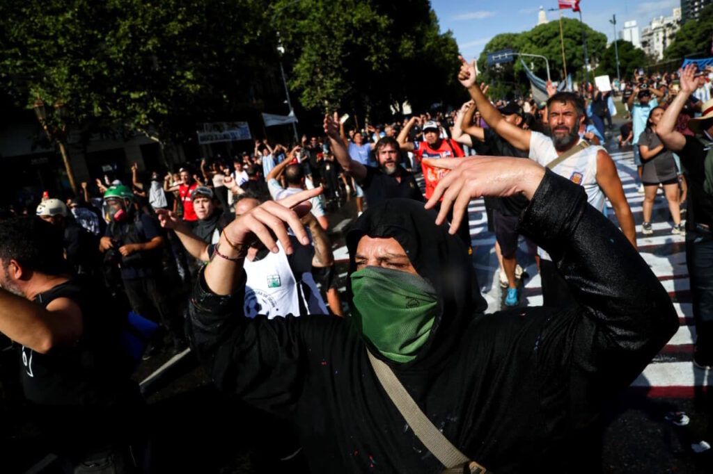 El sermón de los hidrantes: cacería y subasta de derechos en el Congreso enjaulado