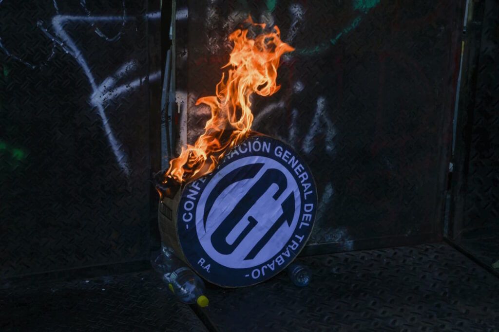 "Que se vayan todos": entre el Congreso militarizado y el sudor de los que pelean