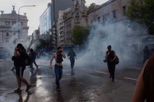Brutal represión y cacería humana en el Congreso para dispersar a manifestantes