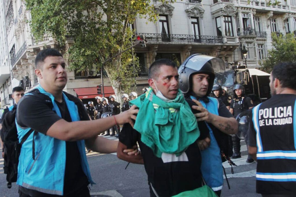 El sermón de los hidrantes: cacería y subasta de derechos en el Congreso enjaulado