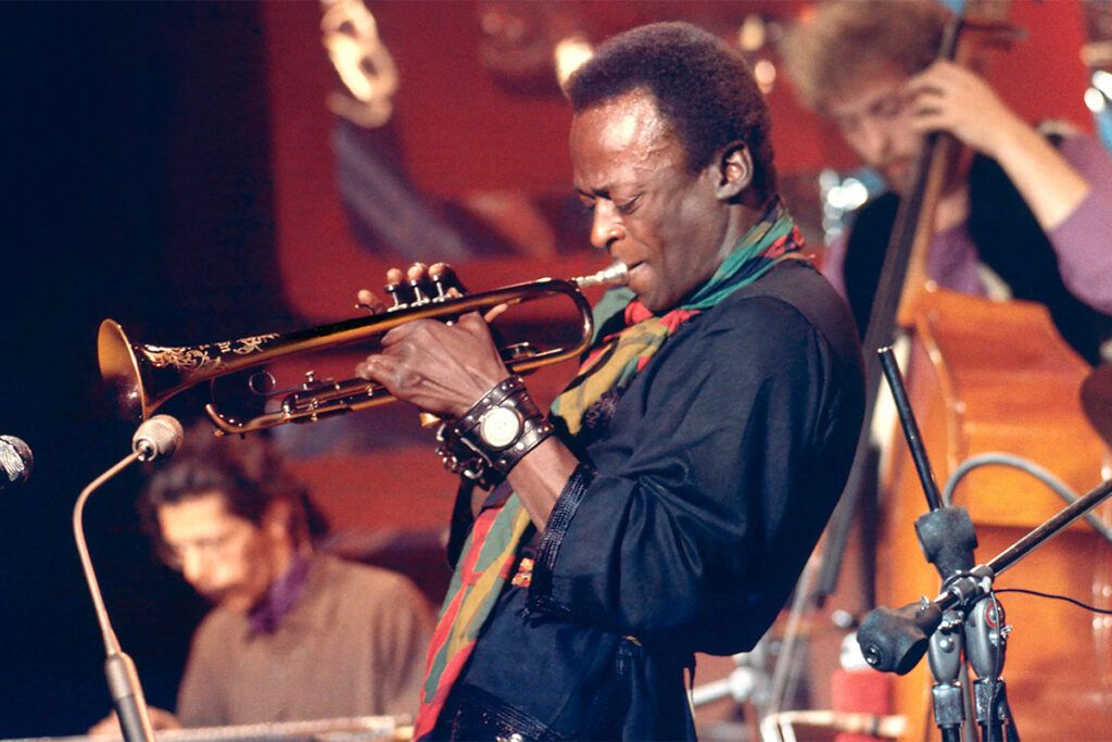 Miles Davis: qué aprendió junto a Charlie Parker, por qué despreciaba la nostalgia y cómo nació su sonido único
