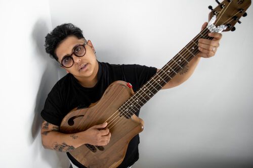 Mocchi desafía la intemperie y ofrece sus canciones como refugio colectivo