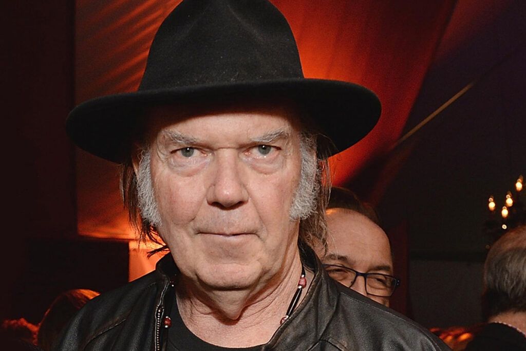 Neil Young ofrece su música gratis a Groenlandia como gesto de paz y protesta