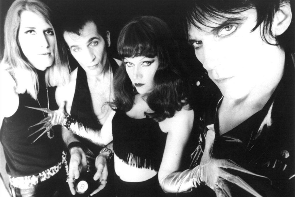 Lux Interior, el Elvis poseído: la historia del líder de The Cramps que inventó el rock de terror