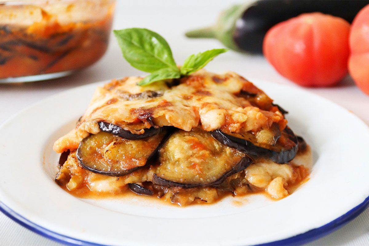 Berenjenas a la parmigiana, con el sabor del tomate, la oliva y el fuego del sur de Italia