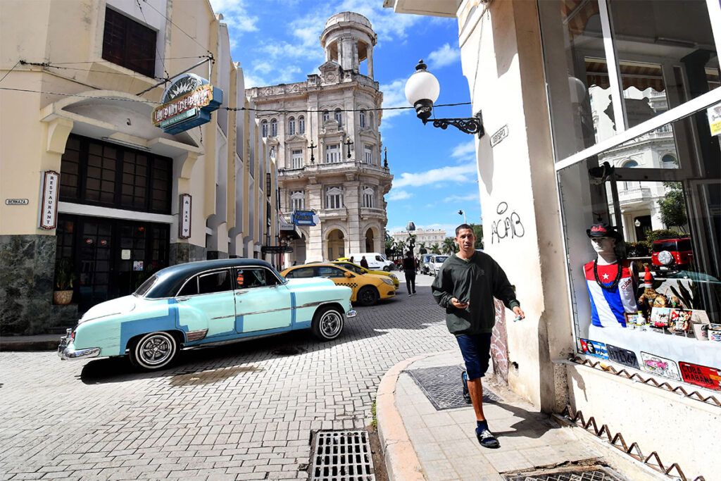 Enrique Ubieta Gómez: "Cuba no se tambalea: por ello la gusanera miamense empieza a desesperarse"