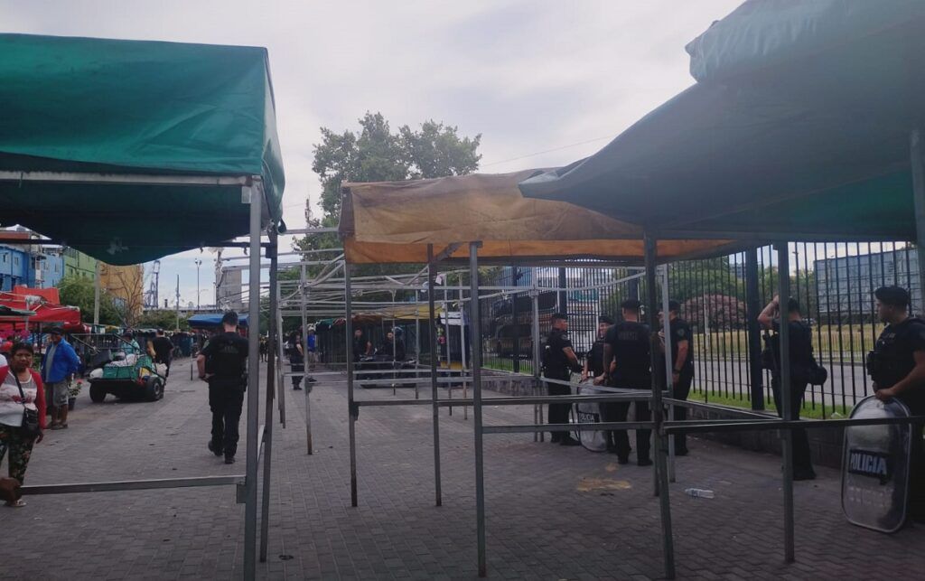 Con un fuerte operativo policial, la Ciudad comenzó a hacer un muro en la Feria de la Villa 31: "Tenían orden de aprisionarnos"