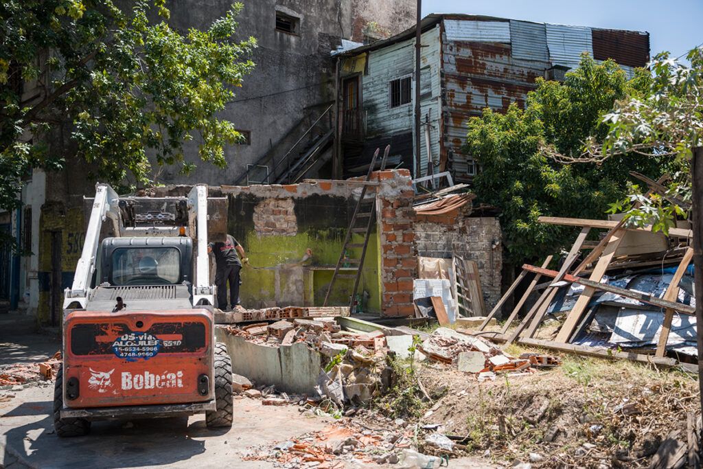 CABA derrumbó una vivienda y desalojó a 7 familias, que continúan sin hogar y sin respuestas