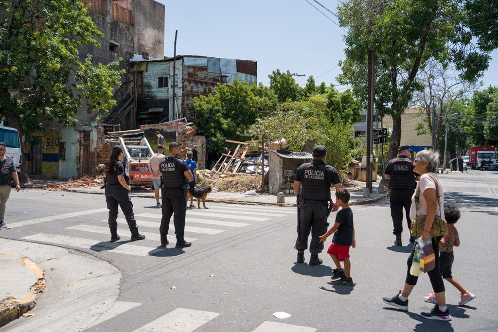 CABA derrumbó una vivienda y desalojó a 7 familias, que continúan sin hogar y sin respuestas