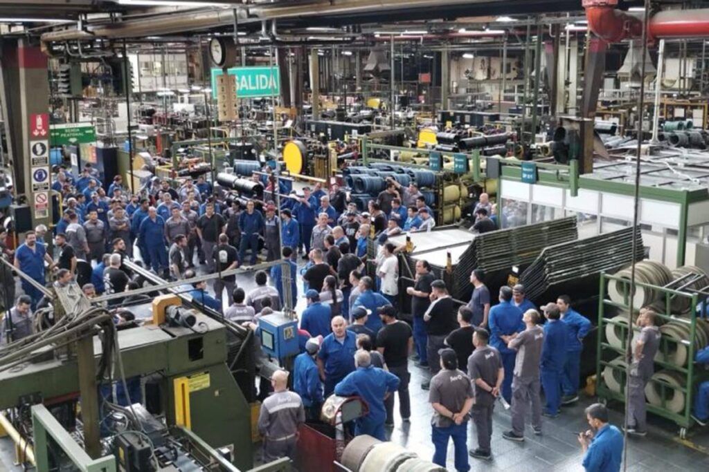 Trabajadores de FATE: “La empresa puso un cartel anunciando el cierre de la planta después de 80 años”