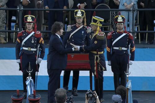 San Martín y el show libertario: el sable corvo como fetiche