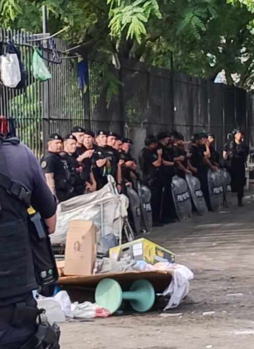 Con un fuerte operativo policial, la Ciudad comenzó a hacer un muro en la Feria de la Villa 31: «Tenían orden de aprisionarnos»