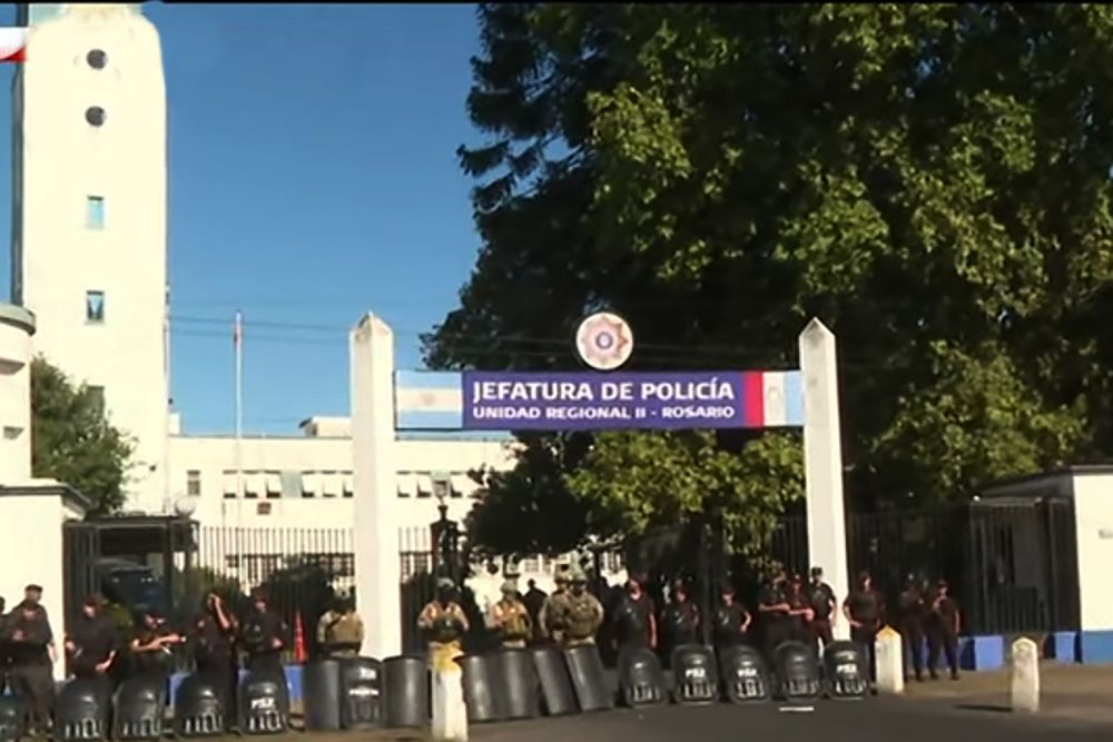 Una policía de Santa Fe asegura que hacen "vaquitas" para pagar internet en la comisaría