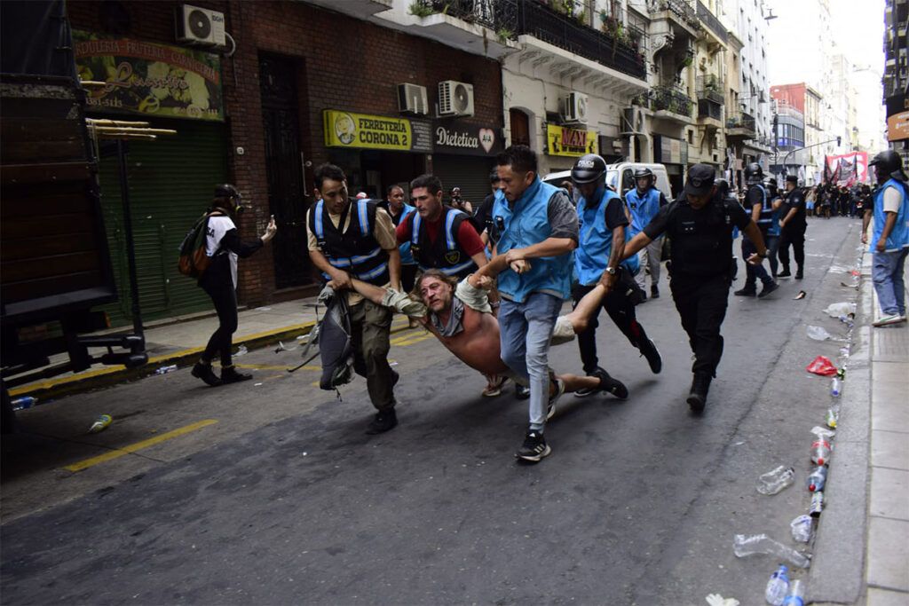 Teatro antidisturbios: el gobierno recrudece la persecución ante la crisis