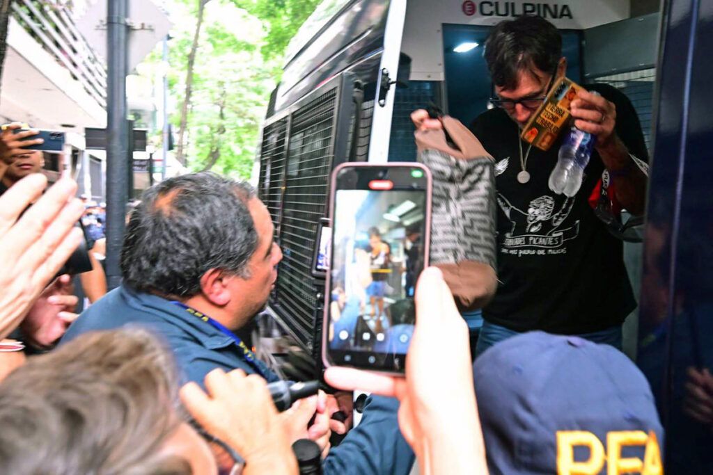Nueva represión a jubilados en el Congreso: la policía detuvo al padre Paco Olveira