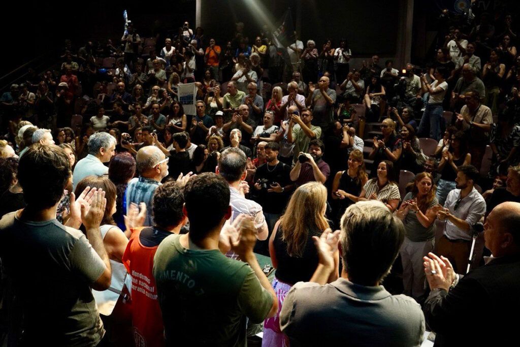 Referentes de la cultura y la comunicación rechazaron la reforma laboral de Milei