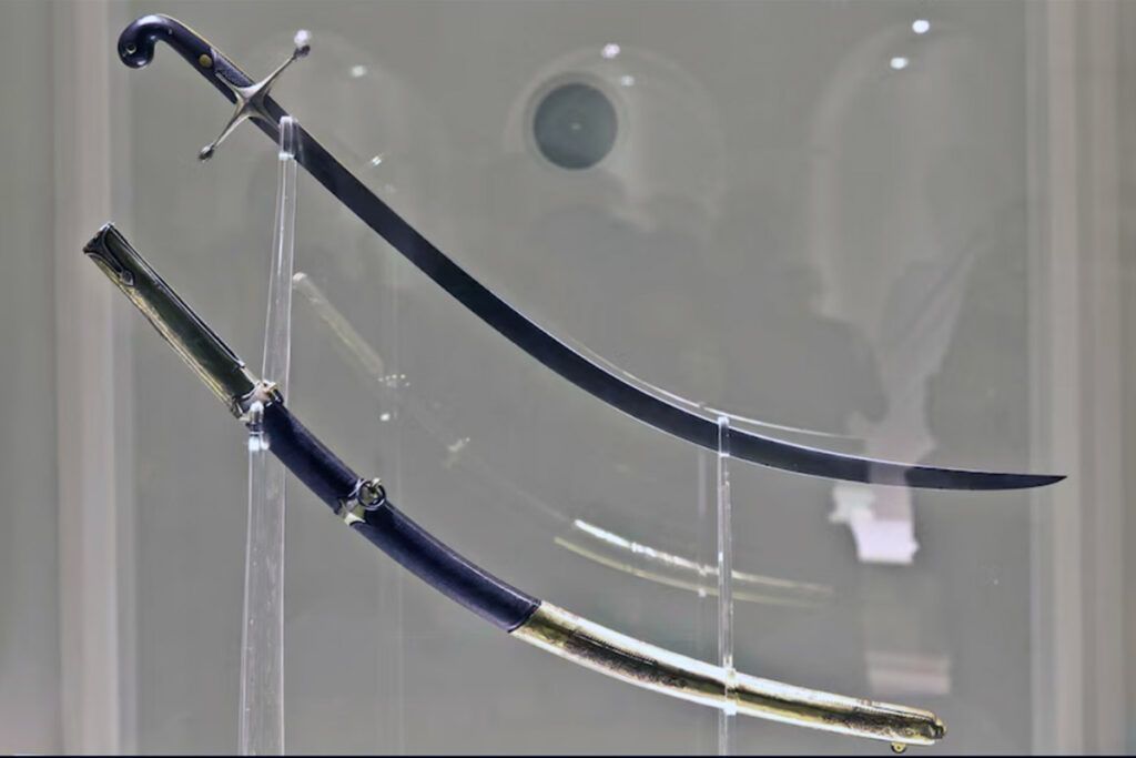 El sable como trofeo: Milei y un acto en San Lorenzo marcado por el uso político del bronce