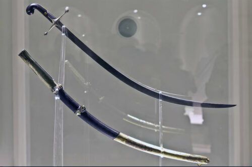 Escala el escándalo por el sable corvo de San Martín: los herederos le piden a la justicia que frene el traspaso