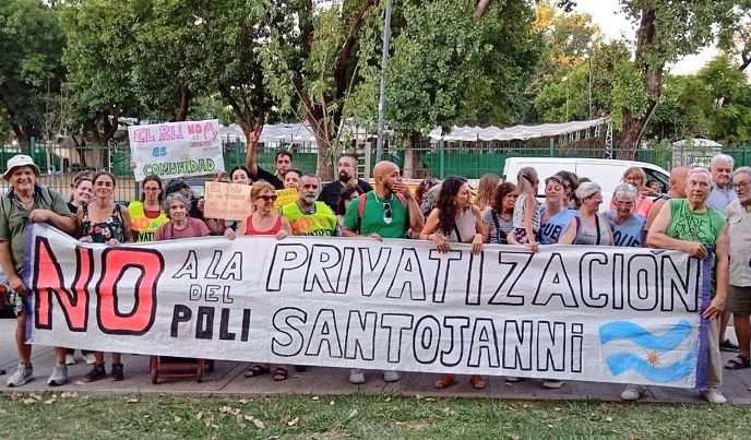Crece el rechazo de vecinos por la privatización de un polideportivo público de Liniers