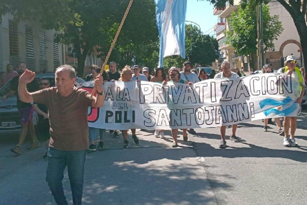 Crece el rechazo de vecinos por la privatización de un polideportivo público de Liniers