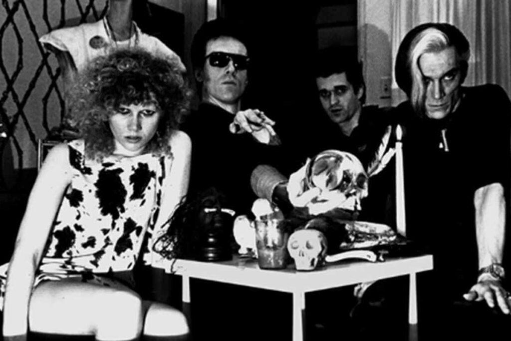 Lux Interior, el Elvis poseído: la historia del líder de The Cramps que inventó el rock de terror