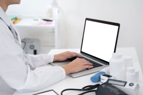 Veneno digital: 100 muestras falsas bastan para sabotear diagnósticos médicos con Inteligencia Artificial