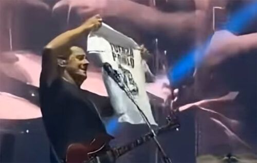 Ricardo Mollo levantó una remera por Pablo Grillo en pleno show de Divididos y celebró su regreso a casa: “Volvió y está vivo”