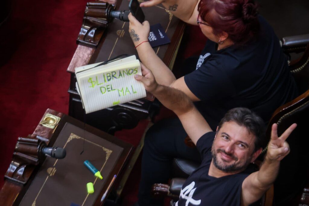 Una asamblea picante, monopolizada por la militancia libertaria y sus barras