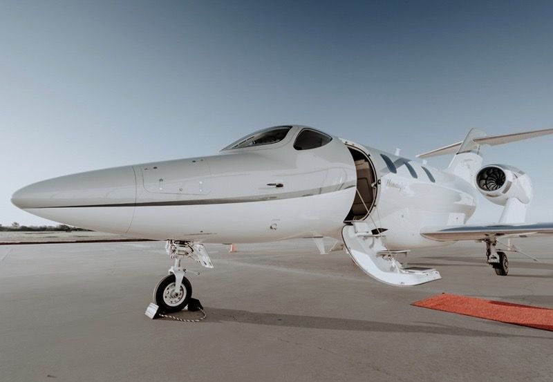 Adorni no logra aplacar la polémica por el viaje con su pareja: nuevas denuncias y una investigación de oficio