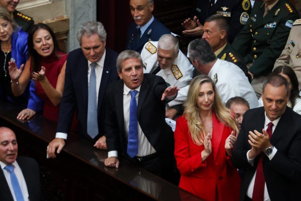 Una asamblea picante, monopolizada por la militancia libertaria y sus barras