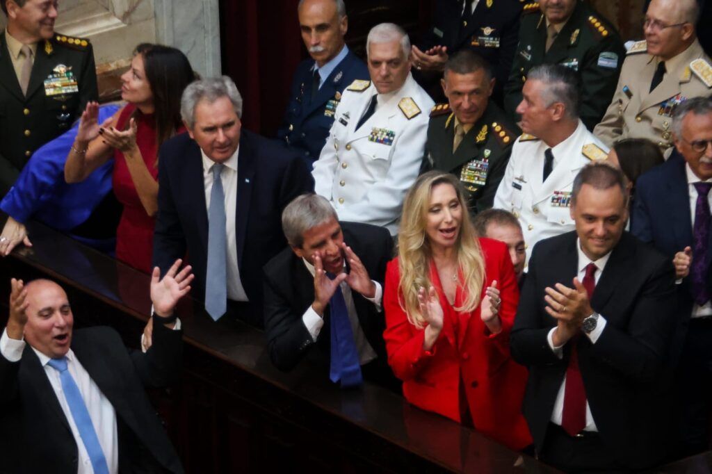 Mientras el gobierno ajusta el gasto público, crece el pago por los intereses de la deuda 1 Mientras el gobierno ajusta el gasto público, crece el pago por los intereses de la deuda