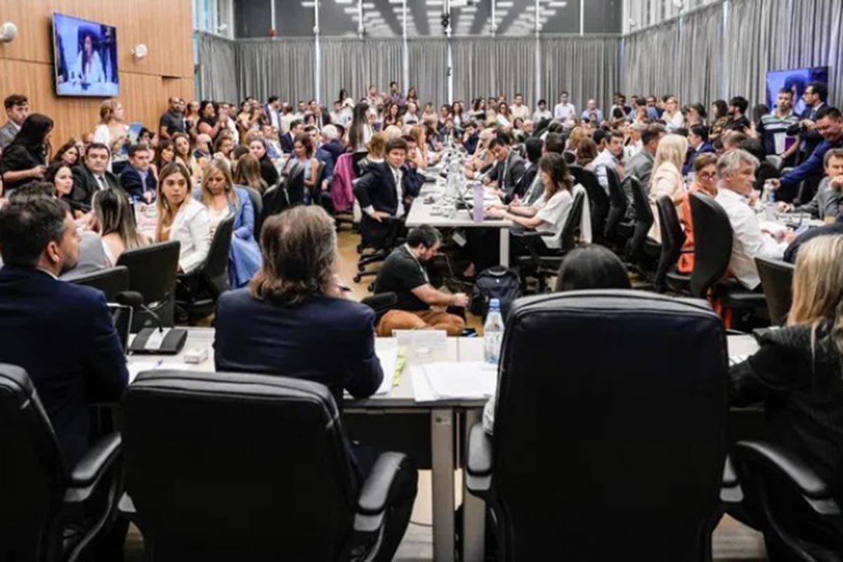 Comienzan las audiencias por la reforma de la Ley de Glaciares con una marcha frente al Congreso
