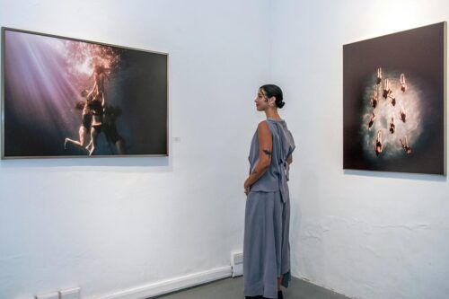 «Ninfas», la exposición de Delfina Pignatiello que muestra  la solidaridad femenina dentro del agua