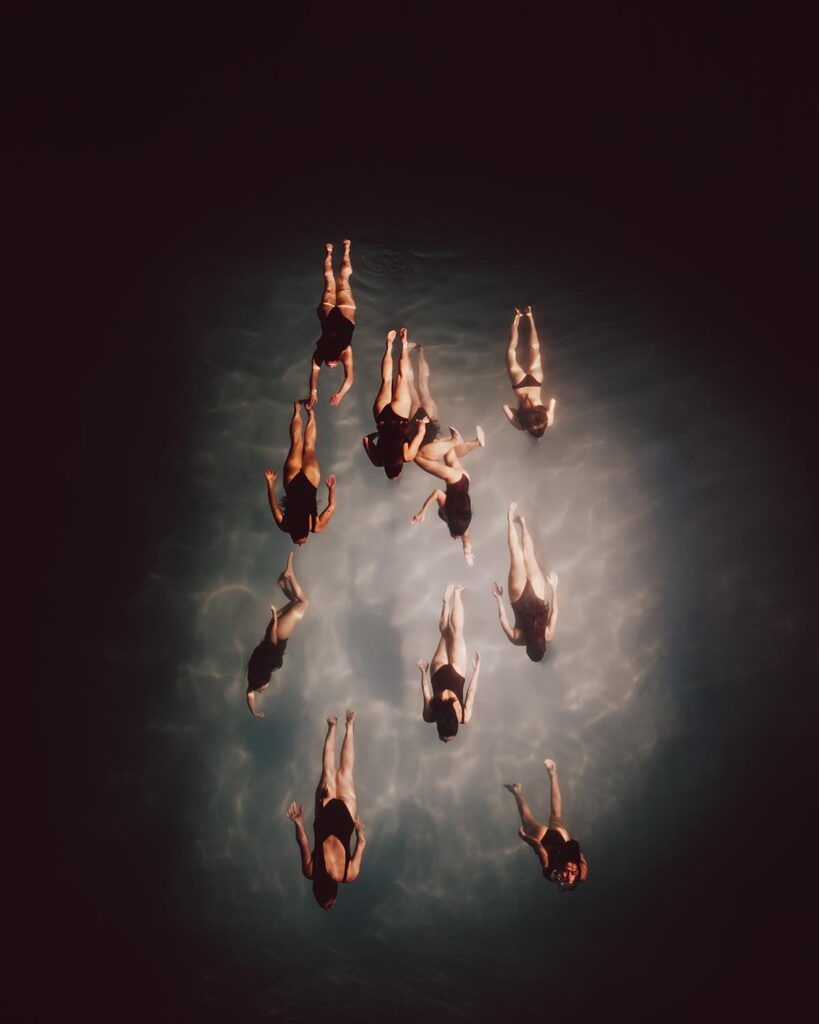 "Ninfas", la exposición de Delfina Pignatiello que muestra  la solidaridad femenina dentro del agua