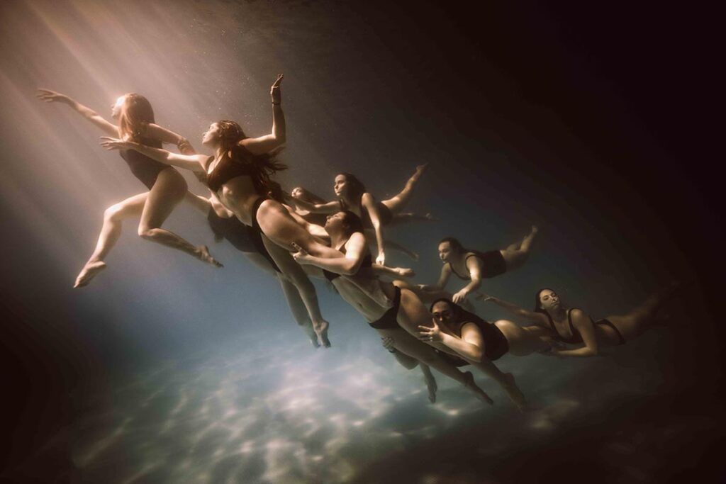 "Ninfas", la exposición de Delfina Pignatiello que muestra  la solidaridad femenina dentro del agua