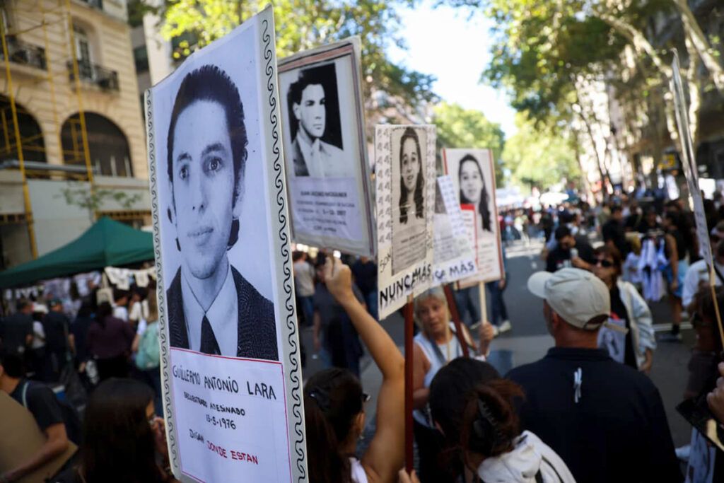 Una marcha gigantesca como respuesta a la provocación del Gobierno: "Que digan dónde están"