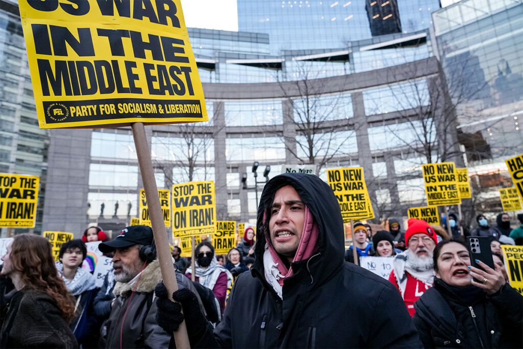 Trump, en modo teócrata, amenaza con arrasar Irán