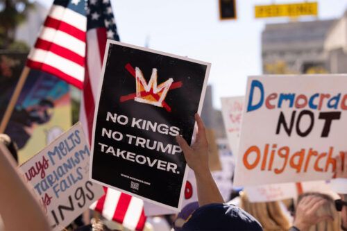 Otro no a los reyes: multitudes de estadounidenses salen a protestar contra Donald Trump