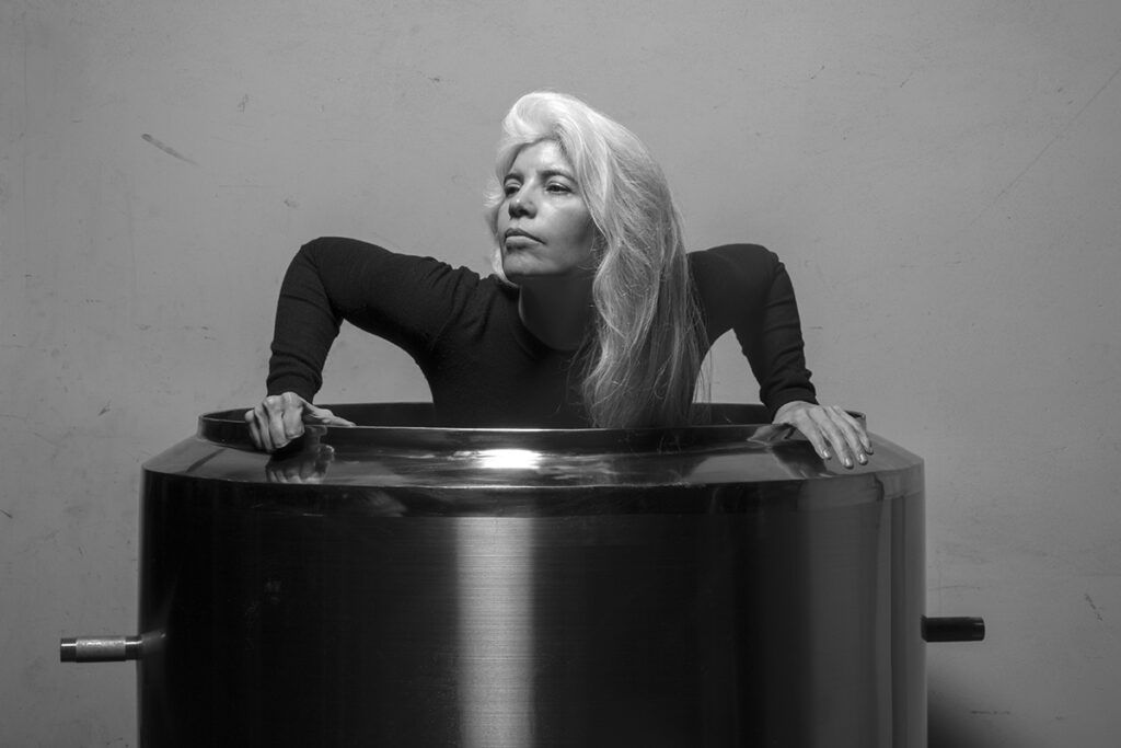 Florencia Ruiz reflexiona sobre sus 25 años de canciones, el flamante disco "Plateada" y revela por qué se siente rockera